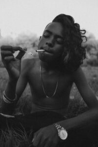 KID SMOKINH CIGARETTE